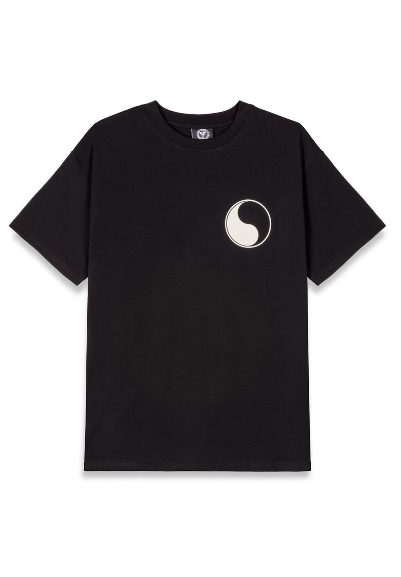 Camiseta de algodón negra con un logo yin-yang blanco en el lado izquierdo del pecho. Diseño clásico de mangas cortas y cuello redondo.