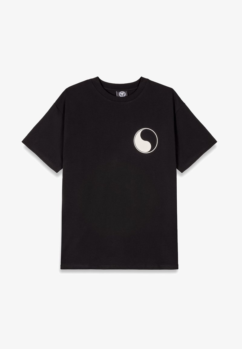 Camiseta de algodón negra con un logo yin-yang blanco en el lado izquierdo del pecho. Diseño clásico de mangas cortas y cuello redondo.