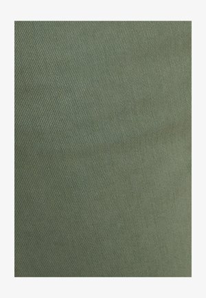 Groene stof met een gladde textuur en een diagonaal weefpatroon, die een zachte glans vertoont en een uniforme kleur heeft.