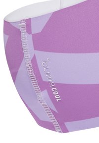 Fialová športová blúza so štruktúrovanou tkaninou a geometrickým vzorom. Štítok značky "Clima Cool" je viditeľný pri šve.