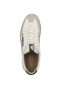 Zapatilla con parte superior de cuero blanco, acentos de ante beige y un logo en azul marino. Presenta cordones crema, lengüeta de malla y una suela de goma texturizada.