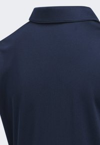 Marineblauw polo t-shirt met een klassieke kraag, een gladde textuur en een eenvoudig ontwerp, gemaakt van een lichtgewicht, ademend materiaal.