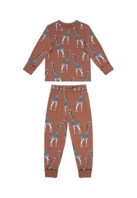 Brun børnepyjamas sæt med langærmet top og bukser, udsmykket med giraffemønstre i hvidt og sort, lavet af blødt stof.