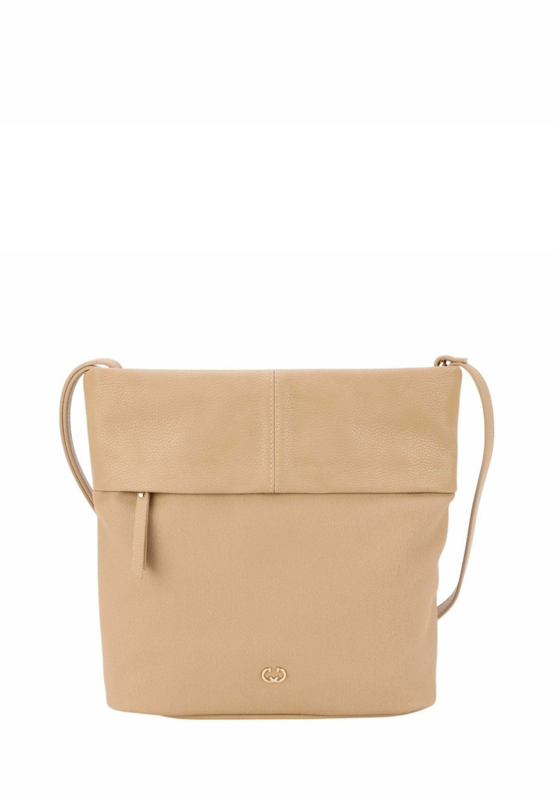 Borsa a tracolla in pelle beige con una finitura texturizzata, dotata di un risvolto superiore, tracolla regolabile e una tasca anteriore con zip. Accento del logo sul fondo.
