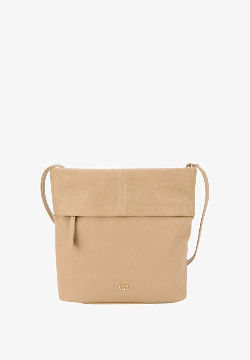 Beige kožená taška přes rameno s texturovaným povrchem, obsahující přehnutou horní část, nastavitelné ramenní ucho a přední kapsu na zip. Logo na spodní části.