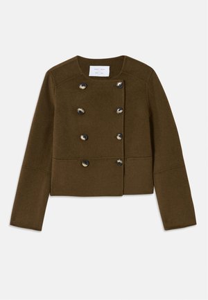Brun cropped jakke med en dobbeltbrystet design, der har seks store sorte knapper og en rund halsudskæring. Blød stofstruktur.