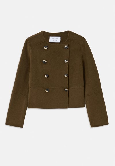 Pruun lühike jope kahekordselt nööbitud disainiga, millel on kuus suurt musta nööpi ja ümmargune kaelus. Pehme kangastekstuuri.