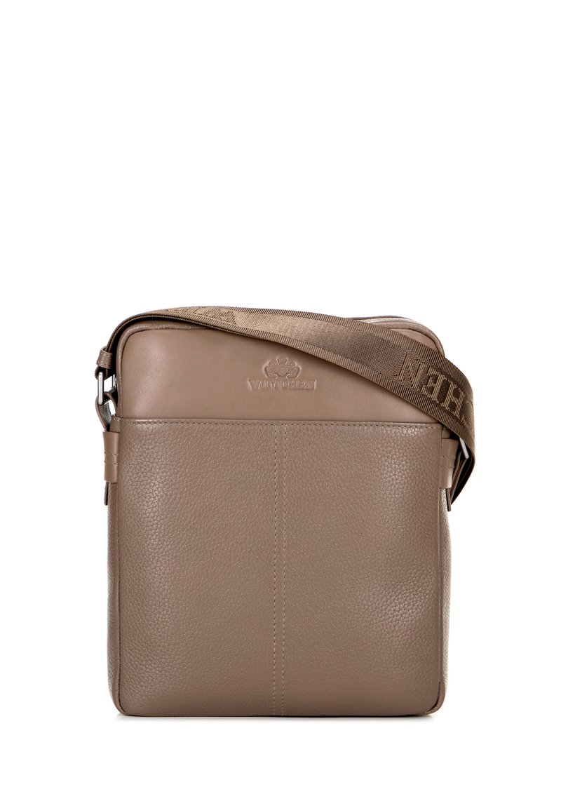 Hnědá kožená crossbody taška s texturovaným povrchem, nastavitelným popruhem a vyraženým logem na přední straně. Jednoduchý, obdélníkový design.