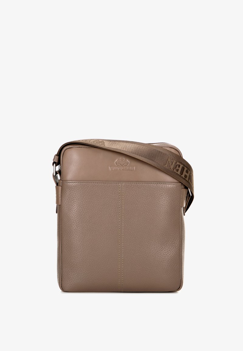 Hnědá kožená crossbody taška s texturovaným povrchem, nastavitelným popruhem a vyraženým logem na přední straně. Jednoduchý, obdélníkový design.