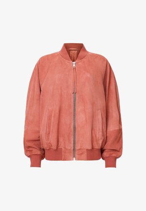 Różowa zamszowa kurtka bomberka z prążkowanymi mankietami i dołem, z suwakiem z przodu oraz dwoma bocznymi kieszeniami, charakteryzująca się gładką teksturą i luźnym krojem.