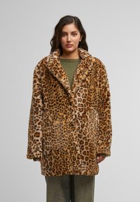 Puma-mønstret faux fur-kåpe med sjalkrage, med en myk tekstur og l�øs passform. Kåpen har en brun og tan fargekombinasjon.