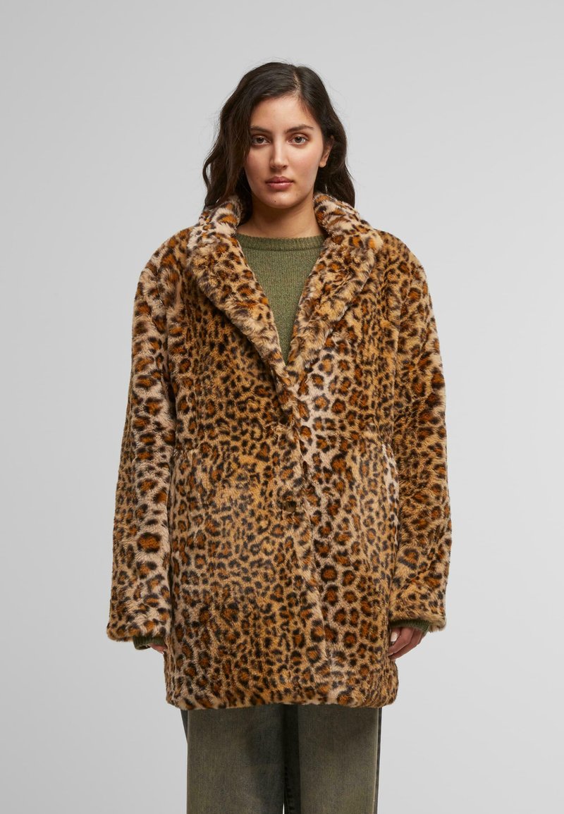 Leopardprint faux fur frakke med sjalkrave, der har en blød tekstur og løs pasform. Frakken har en brun og tan farveskala.