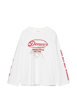 Weißes Langarmshirt mit rotem Text "Denver Find Joy Along the Way", einer Grafik eines laufenden Pferdes auf der Vorderseite und rotem Text am rechten Ärmel.