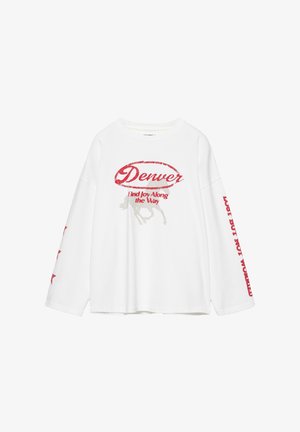 Camicia bianca a maniche lunghe con la scritta rossa "Denver Find Joy Along the Way", grafica di un cavallo al galoppo sul davanti e testo rosso sulla manica destra.