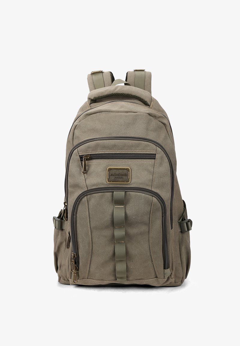 Zaino in tela verde oliva con un compartimento principale, tasca frontale e cinghie laterali. Presenta una superficie texturizzata e rifiniture in ottone.