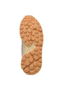 Schuhsohle in hellorange mit strukturierten, geometrischen Mustern. Verfügt über eine gepolsterte, beige Zwischensohle und robusten Halt für Grip.