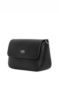 Czarna skórzana torebka na ramię z klapką, ze srebrnym logo, zaokrąglonymi krawędziami i gładką teksturą. Kompaktowy i zorganizowany kształt.