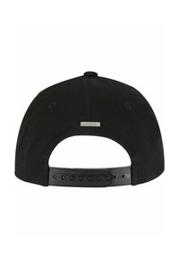 Juodas beisbolo kepurė su klasikinio stiliaus dizainu. Turi plokščią kraštą, reguliuojamą snapback uždarymą ir metalinę prekės ženklo etiketę gale.
