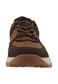 Scarpe da trekking marroni realizzate con un mix di camoscio e materiali sintetici. Presentano un collare imbottito, suola in gomma spessa e lacci marroni. Inclusi accenti di ventilazione.