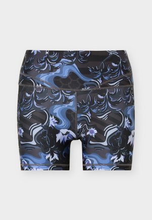 Elastiske sorte atletikshorts med et abstrakt blåt og lilla blomster- og spiralemønster, flade sømme og en mellemhøj talje.