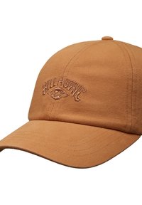 Brun bomullsmössa med en böjd skärm och broderad logotyp på framsidan. Har sömnadsdetaljer och en klassisk design.
