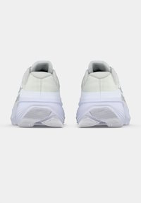 Λευκά αθλητικά παπούτσια με απαλό υφασμάτινο άνω μέρος, ανθεκτική φτέρνα και υφασμένο λάστιχο στη σόλα με ορατά μοτίβα. 