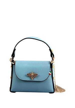 Lichtblauwe leren handtas met bovenhandgreep, gouden bijornament op de klep, kleine Italiaanse vlag bedel en gouden kettingriem.