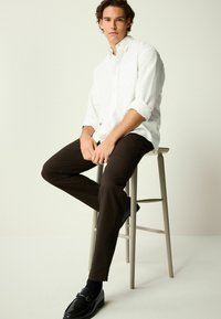 Next REGULAR FIT STRAIGHT LEG STRETCH - Chino - brown