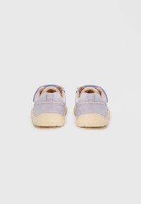 Παιδικά παπούτσια από μωβ σουέτ με στρογγυλεμένες πίσω πλευρές, μπεζ λαστιχένιες σόλες και ρυθμιζόμενες λουρίδες με βέλκρο. Υφή για καλύτερο κράτημα.