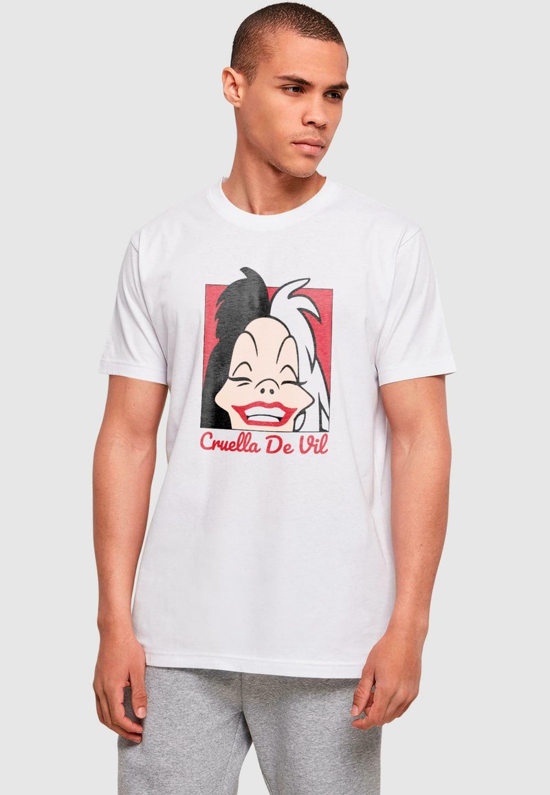 Valge puuvillane T-särk, millel on graafiline prinditud kujutis Cruella De Vili näost musta ja valge juustega, punaste aktsentidega ning tekst "Cruella De Vil".