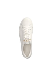 Sneaker bianco in pelle con punta arrotondata, lacci frontali e un sottile accento dorato sulla linguetta, dotato di una soletta forata per la traspirabilità.