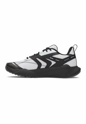 Biało-czarny sportowy sneaker ze sznurowaniem, grubą czarną podeszwą i pętelką na pięcie, pokazany w bocznym profilu zwrócony w lewo.