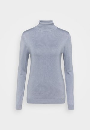 Pull col roulé bleu clair à manches longues avec une texture fine en maille et une silhouette cintrée sur fond blanc.
