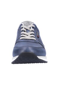 Marineblaue Sportschuhe aus Leder mit einer strukturierten Oberfläche, ausgestattet mit hellgrauen Schnürsenkeln, einem Logo an der Seite und einer weißen Außensohle.