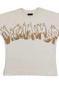 T-shirt in cotone color crema con testo stilizzato che legge "DISCLAIMER" in un design a fiamma, con accenti marroni e maniche corte.