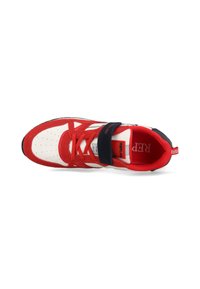 Rot-weiße Sneakers aus Wildleder und Mesh-Materialien mit einem Klettverschluss, perforierter Zehenbox und kontrastierenden schwarzen Akzenten.