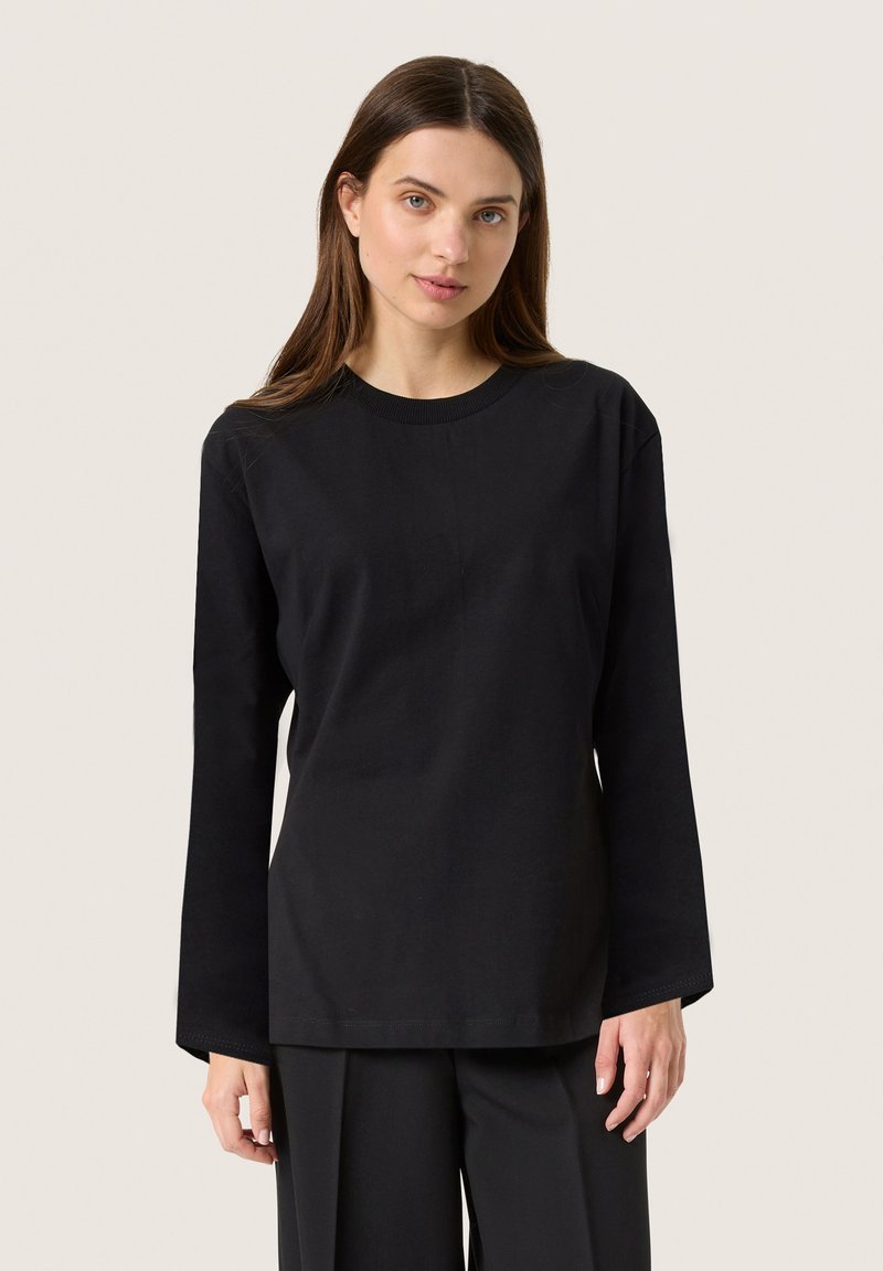 T-shirt nero a maniche lunghe realizzato in cotone, caratterizzato da un collo rotondo e una vestibilità comoda, con una texture liscia e senza motivi visibili.