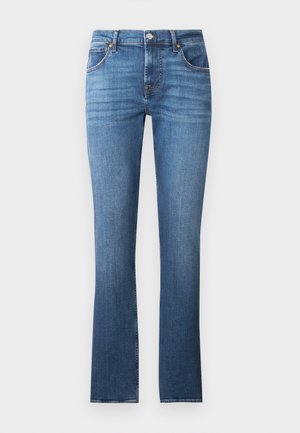 Calças de ganga azuis com um design de perna reta, apresentando um desbotamento leve, cinco bolsos e ferros metálicos. A cintura inclui passantes para cinto.