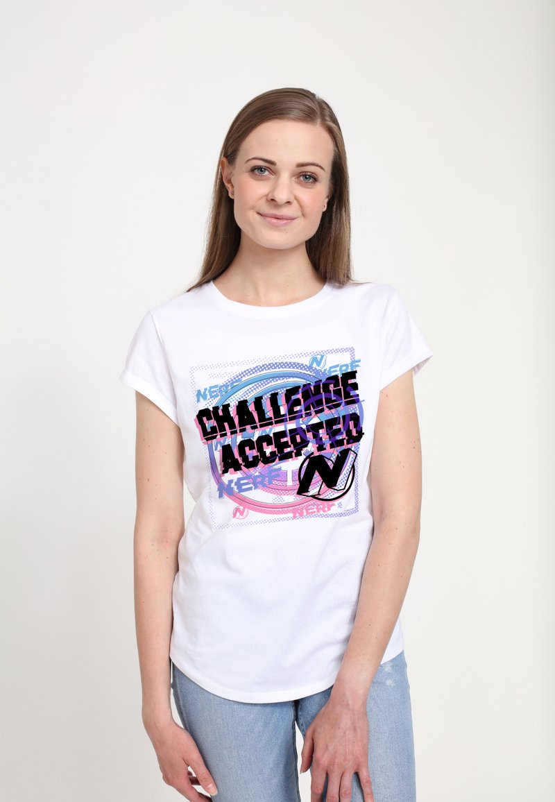 Hvid T-shirt med korte ærmer, der har et grafisk design på forsiden med teksten "CHALLENGE ACCEPTED" i fed sort og farverige accenter.