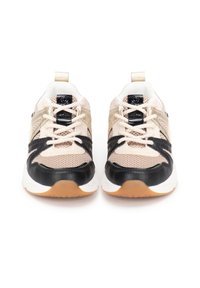 Zapatillas deportivas con una parte superior de malla beige, acentos de cuero negro y una suela de goma en tono claro. Incluye un diseño de cordones en contraste.