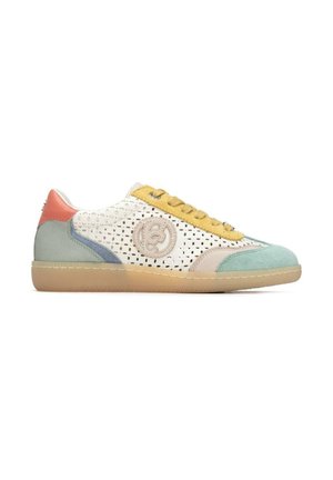 Zapatilla baja perforada con piel blanca, cordones amarillos, detalles en ante azul y coral, suela beige claro y logotipo redondo lateral.