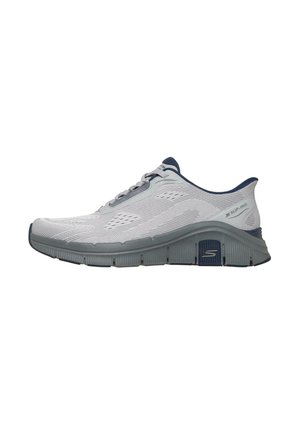 Zapatilla deportiva gris claro y azul marino con parte superior de malla transpirable, suela acolchada y diseño sin cordones, mostrada desde el lado exterior.