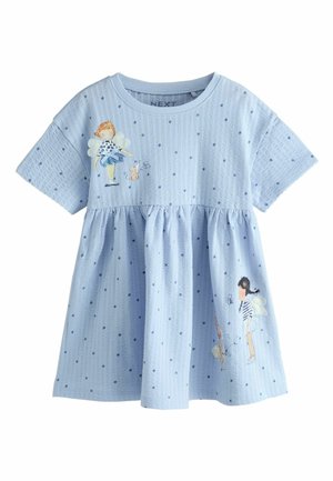 Hellblaues kurzärmeliges Kleid mit strukturierten Punkten und illustrierten Feen, einer Maus und Schmetterlingen auf Vorder- und Rockteilen.