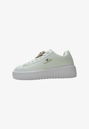 Sneakers bianche sintetiche con suola bianca rialzata, caratterizzate da logo dorato e dettagli decorativi sulla tomaia. Punta tonda e chiusura con lacci.