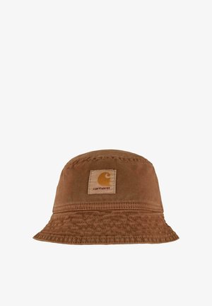 Brun Carhartt stoffbøttehatt med logo-merke på fronten og sydd bremdetaljering mot hvit bakgrunn.