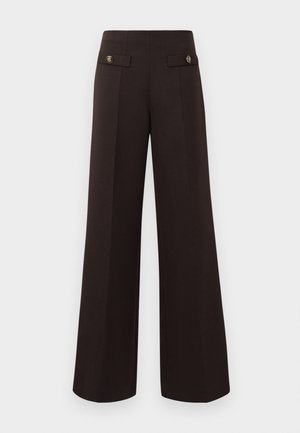 Pantalones de pierna ancha de talle alto en marrón oscuro, con pliegues frontales y bolsillos decorativos con tapas abotonadas cerca de la cintura.
