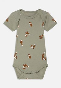 Body din bumbac moale verde măsliniu, cu mâneci scurte, decorat cu un imprimeu jucăuș cu vulpi roșii pe toată suprafața. Include închideri cu capse în partea inferioară.