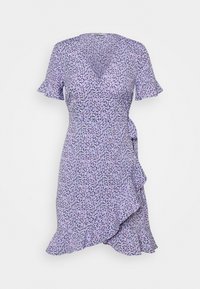 Robe portefeuille fleurie violette avec un col en V, des manches courtes volantées et un ourlet asymétrique. Confectionnée dans un tissu léger à texture subtile.