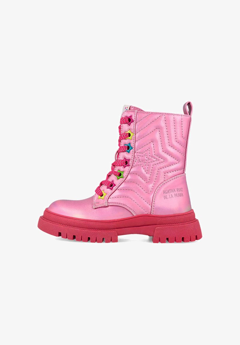 Botín de tobillo de piel sintética rosa con suela acanalada, patrón en zigzag, ojales en forma de estrella multicolores y una pestaña de agarre en el talón.