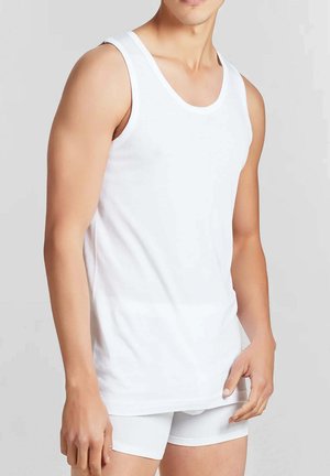 Canotta bianca in cotone con scollo rotondo e spalline larghe, abbinata a boxer bianchi, caratterizzati da una texture liscia.